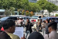 Koordinator Jaka Jatim, Musfiq, saat melakukan aksi demonstrasi di depan kantor Bank Jatim.
