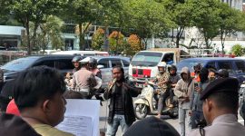 Koordinator Jaka Jatim, Musfiq, saat melakukan aksi demonstrasi di depan kantor Bank Jatim.