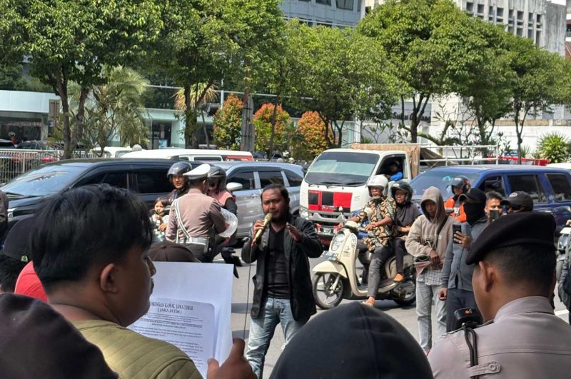 Koordinator Jaka Jatim, Musfiq, saat melakukan aksi demonstrasi di depan kantor Bank Jatim.