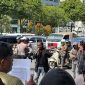 Koordinator Jaka Jatim, Musfiq, saat melakukan aksi demonstrasi di depan kantor Bank Jatim.