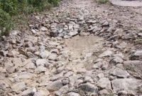 Kondisi jalan rusak di salah satu dusun desa Montorna.