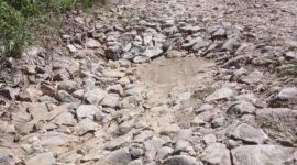 Kondisi jalan rusak di salah satu dusun desa Montorna.