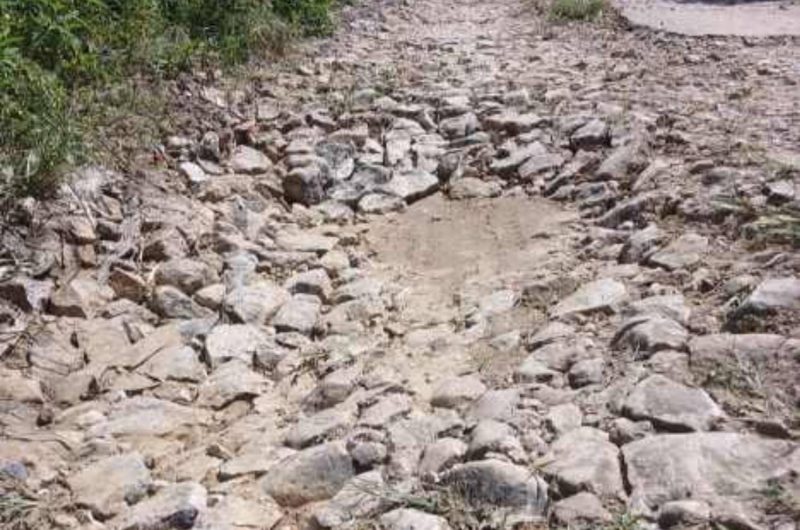 Kondisi jalan rusak di salah satu dusun desa Montorna.