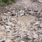 Kondisi jalan rusak di salah satu dusun desa Montorna.