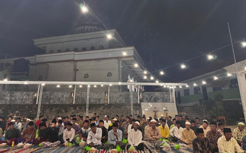 Sejumlah warga yang sedang melakukan istghasah. (Foto: Doc.  TimesIN).
