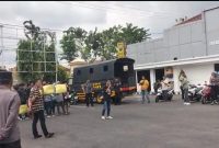 Aktivis yang tergabung dalam Forum Kota (Forkot) melakukan aksi demonstrasi ke Mapolres kabupaten Pamekasan, Madura.
