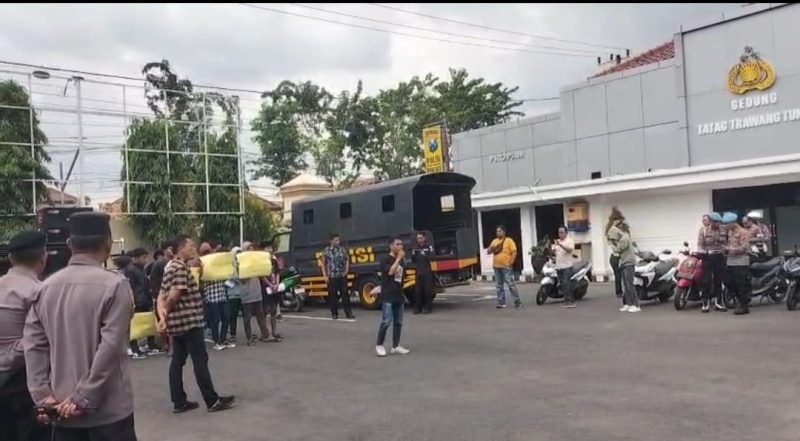 Aktivis yang tergabung dalam Forum Kota (Forkot) melakukan aksi demonstrasi ke Mapolres kabupaten Pamekasan, Madura.