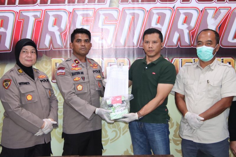 Polres Sumenep Serahkan Penemuan Sabu di Masalembu ke Ditresnarkoba Polda Jawa Timur.