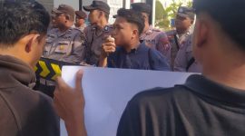 Massa aksi APMS saat menyampaikan aspirasi di depan gedung Kejaksaan Negeri Sumenep. (Foto: Doc. TimesIN).