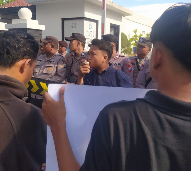 Massa aksi APMS saat menyampaikan aspirasi di depan gedung Kejaksaan Negeri Sumenep. (Foto: Doc. TimesIN).