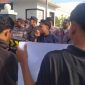 Massa aksi APMS saat menyampaikan aspirasi di depan gedung Kejaksaan Negeri Sumenep. (Foto: Doc. TimesIN).