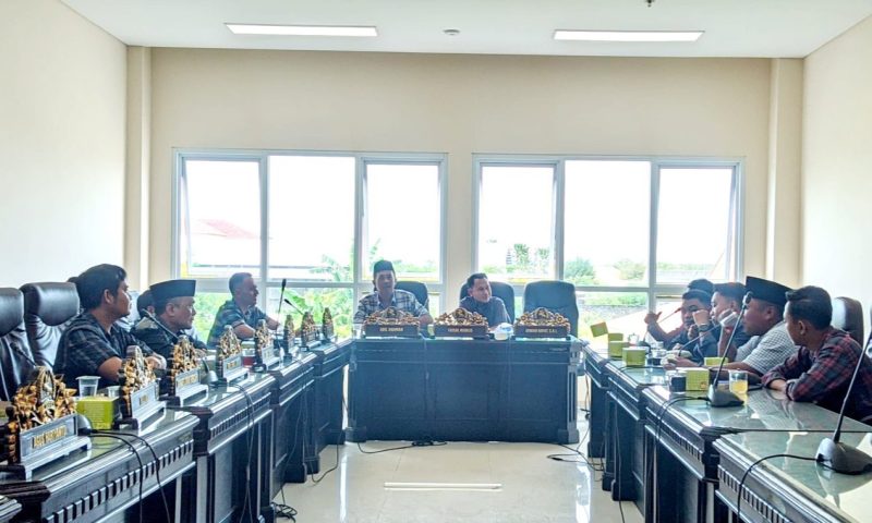AMPS saat melakukan audeinsi di Komisi II DPRD Sumenep. (Foto: Doc Istimewa).