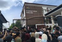 Massa aksi memadati kantor kejari Pamekasan Desak keadilan untuk 5 tersangka P2KD. (Foto: Doc. Istimewa).
