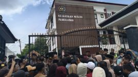 Massa aksi memadati kantor kejari Pamekasan Desak keadilan untuk 5 tersangka P2KD. (Foto: Doc. Istimewa).