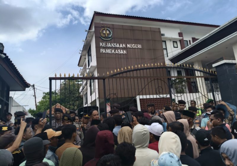 Massa aksi memadati kantor kejari Pamekasan Desak keadilan untuk 5 tersangka P2KD. (Foto: Doc. Istimewa).