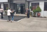 Aktivis yang tergabung dalam Forum Kota (Forkot) melakukan aksi demonstrasi ke Mapolres kabupaten Pamekasan, Madura.