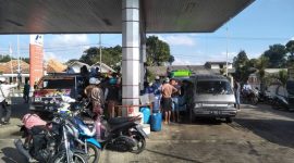 SPBU Pakong diduga melanggar aturan dengan membiarkan jerigen plastik bebas isi BBM. (Foto: Doc. Istimewa).