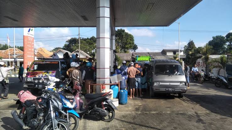 SPBU Pakong diduga melanggar aturan dengan membiarkan jerigen plastik bebas isi BBM. (Foto: Doc. Istimewa).