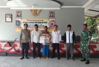 Momen penyerahan BLT Desa Pordapor oleh Kepala Desa, Misbahol Munir.