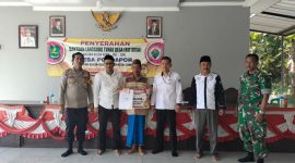 Momen penyerahan BLT Desa Pordapor oleh Kepala Desa, Misbahol Munir.