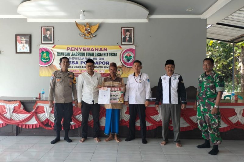 Momen penyerahan BLT Desa Pordapor oleh Kepala Desa, Misbahol Munir.