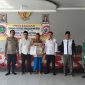 Momen penyerahan BLT Desa Pordapor oleh Kepala Desa, Misbahol Munir.