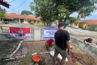 Momen BEM Banten Bersatu potong daging hewan qurban.