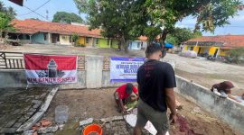 Momen BEM Banten Bersatu potong daging hewan qurban.