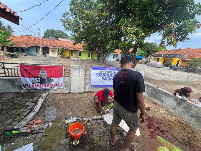 Momen BEM Banten Bersatu potong daging hewan qurban.