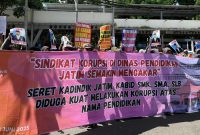 Aksi Demonstrasi GAM Jatim di Depan Kantor Disdik Jawa Timur.