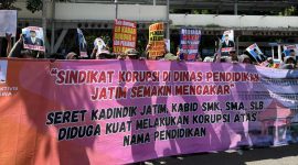 Aksi Demonstrasi GAM Jatim di Depan Kantor Disdik Jawa Timur.
