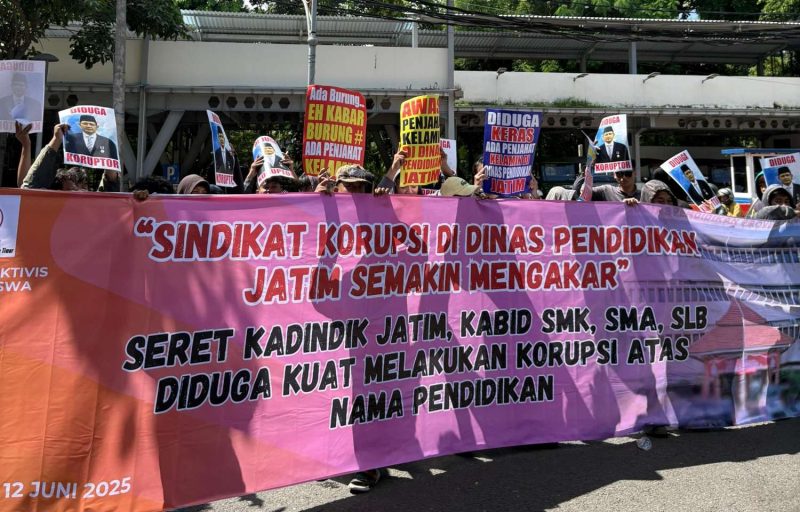 Aksi Demonstrasi GAM Jatim di Depan Kantor Disdik Jawa Timur.