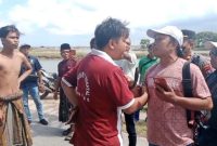 Warga mengaku geram dengan tindakan pihak-pihak yang mengatasnamakan desa dalam aksi blokade jalan PT Garam. (Foto: Istimewa).