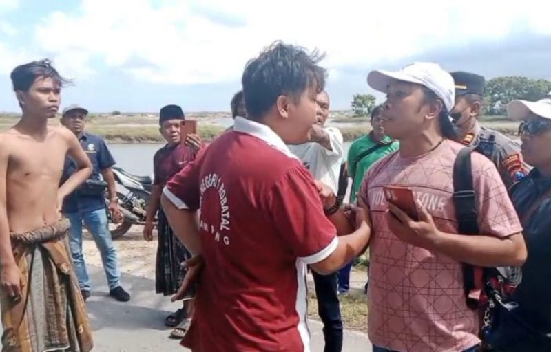 Warga mengaku geram dengan tindakan pihak-pihak yang mengatasnamakan desa dalam aksi blokade jalan PT Garam. (Foto: Istimewa).