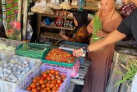Pedangang di pasar tradisional lenteng. (Foto:Timesin) 