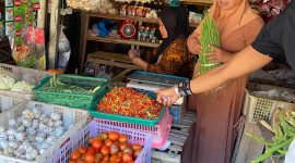Pedangang di pasar tradisional lenteng. (Foto:Timesin) 