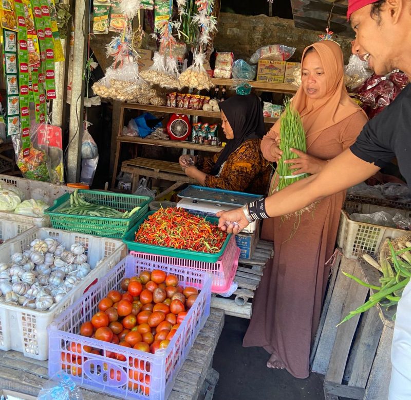 Pedangang di pasar tradisional lenteng. (Foto:Timesin) 