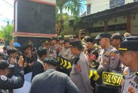 Massa aksi kompas saat melakukan orasi di depak kantor DKPP Sumenep.