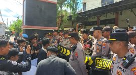 Massa aksi kompas saat melakukan orasi di depak kantor DKPP Sumenep.