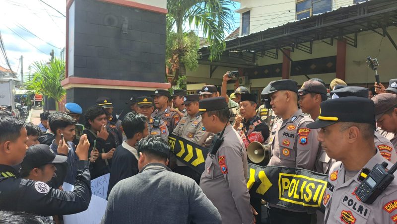 Massa aksi kompas saat melakukan orasi di depak kantor DKPP Sumenep.