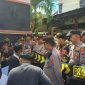 Massa aksi kompas saat melakukan orasi di depak kantor DKPP Sumenep.