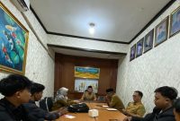 Pemuda Demokrasi saat melakukan audiensi dengan Dinsos P3A Sumenep.