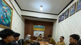 Pemuda Demokrasi saat melakukan audiensi dengan Dinsos P3A Sumenep.