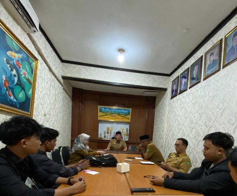 Pemuda Demokrasi saat melakukan audiensi dengan Dinsos P3A Sumenep.