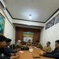 Pemuda Demokrasi saat melakukan audiensi dengan Dinsos P3A Sumenep.