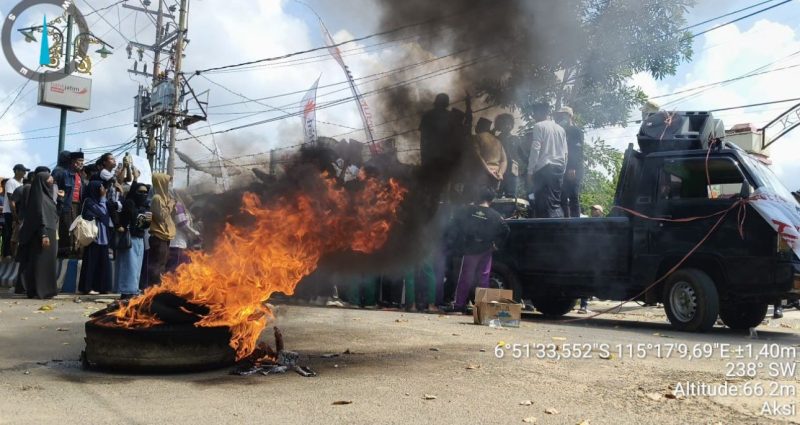 Aksi Demonstrasi di Kantor Kecamatan Kagean.