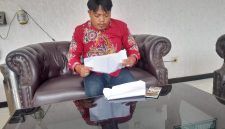 Farid Gaki saat menghadiri panggilan Inspektorat Sumenep, prihal permohonan audit Dana Desa Batang-batang Daya.