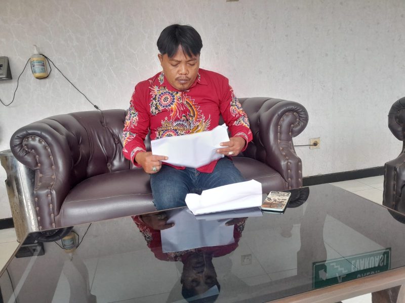 Farid Gaki saat menghadiri panggilan Inspektorat Sumenep, prihal permohonan audit Dana Desa Batang-batang Daya.