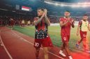 Foto : 
Stefano Lilipaly, Dimas Drajat dan Rachmat Irianto menyapa suporter seusai laga Timnas Indonesia di SUGBK, Jakarta. Stefano Lilipaly kembali mendapat panggilan memperkuat Timnas Indonesia setelah lama absen. Foto: Instagram @stefanolilipaly
