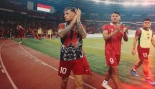 Foto : 
Stefano Lilipaly, Dimas Drajat dan Rachmat Irianto menyapa suporter seusai laga Timnas Indonesia di SUGBK, Jakarta. Stefano Lilipaly kembali mendapat panggilan memperkuat Timnas Indonesia setelah lama absen. Foto: Instagram @stefanolilipaly

